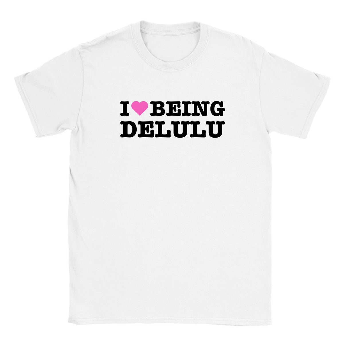 I LOVE BEING DELULU - BABY TEE – White
